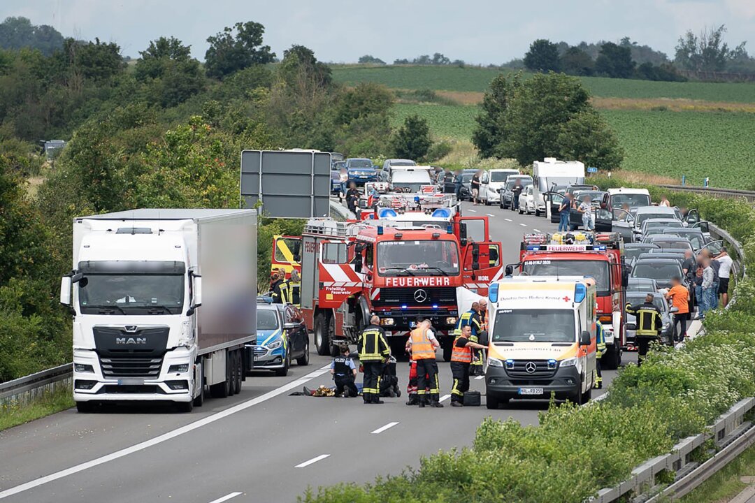 Mann stirbt bei Unfall auf A14 bei Halle - Einsatzkräfte stehen an der Unfallstelle auf der A14 zwischen den Anschlussstellen Halle-Trotha und -Tornau.