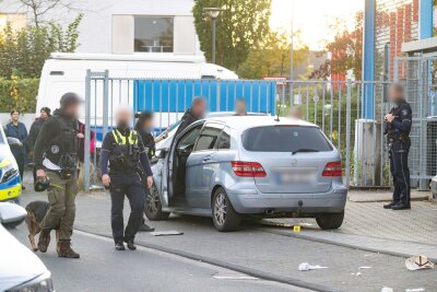 Mann stirbt nach Schüssen vor Kölner Fitnessstudio - Am helllichten Tag erschießt in Köln ein Unbekannter einen 32-jährigen Mann und flieht auf einem E-Roller. Über die Hintergründe wurde bislang nichts bekannt.