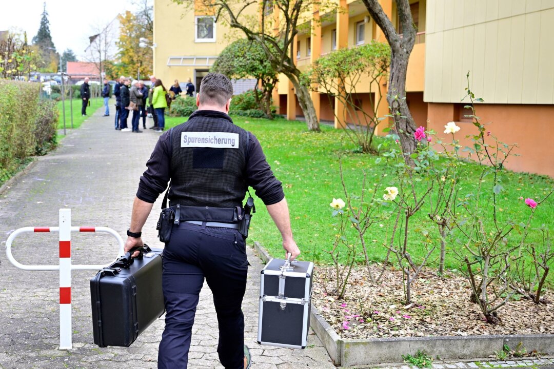 Mann stirbt nach Schuss aus Polizeiwaffe - Vor Ort wurden Spuren gesichert. 