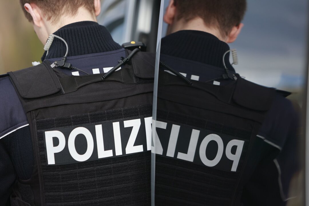 Mann übergibt 38.000 Euro an falsche Polizisten - Ein 62-Jähriger aus Sachsen fällt auf die Betrugsmasche falscher Polizisten herein. (Symbolbild)