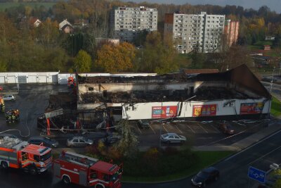 Mann zündet aus Versehen Supermarkt an - Bewährungsstrafe - Der Supermarkt im tschechischen Chodov brannte vor zwei Jahren völlig aus. (Archivbild)