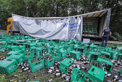 Manöver mit Folgen: LKW verliert fast 12.000 Flaschen Bier - Bremsmanöver mit Folgen in Wüstenbrand: Ein LKW verliert seine Bierladung auf der Straße. Foto: Andreas Kretschel