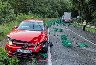 Manöver mit Folgen: LKW verliert fast 12.000 Flaschen Bier - Bremsmanöver mit Folgen in Wüstenbrand: Ein LKW verliert seine Bierladung auf der Straße. Foto: Andreas Kretschel