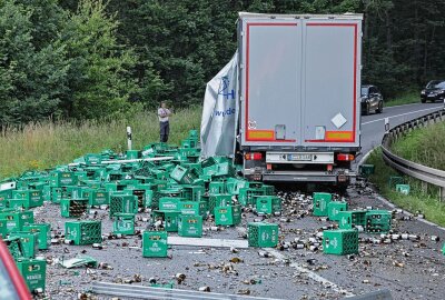 Manöver mit Folgen: LKW verliert fast 12.000 Flaschen Bier - Bremsmanöver mit Folgen in Wüstenbrand: Ein LKW verliert seine Bierladung auf der Straße. Foto: Andreas Kretschel