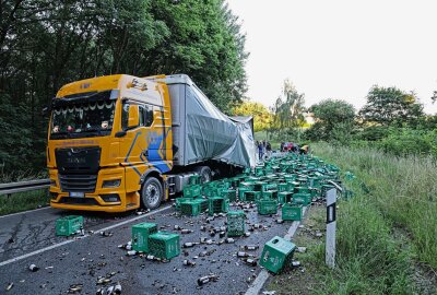 Manöver mit Folgen: LKW verliert fast 12.000 Flaschen Bier - Bremsmanöver mit Folgen in Wüstenbrand: Ein LKW verliert seine Bierladung auf der Straße. Foto: Andreas Kretschel