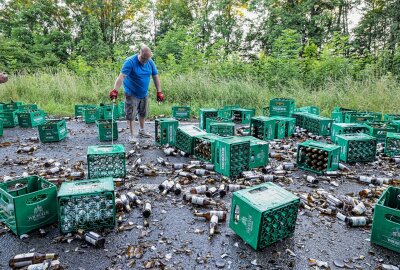 Manöver mit Folgen: LKW verliert fast 12.000 Flaschen Bier - Bremsmanöver mit Folgen in Wüstenbrand: Ein LKW verliert seine Bierladung auf der Straße. Foto: Andreas Kretschel