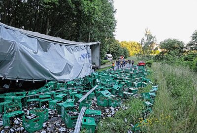 Manöver mit Folgen: LKW verliert fast 12.000 Flaschen Bier - Bremsmanöver mit Folgen in Wüstenbrand: Ein LKW verliert seine Bierladung auf der Straße. Foto: Andreas Kretschel