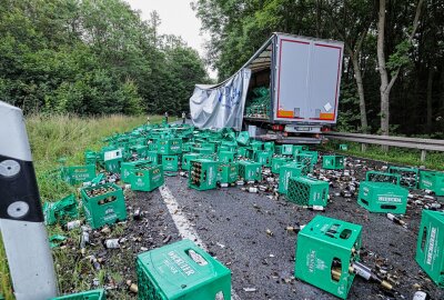 Manöver mit Folgen: LKW verliert fast 12.000 Flaschen Bier - Bremsmanöver mit Folgen in Wüstenbrand: Ein LKW verliert seine Bierladung auf der Straße. Foto: Andreas Kretschel