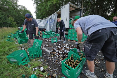 Manöver mit Folgen: LKW verliert fast 12.000 Flaschen Bier - Bremsmanöver mit Folgen in Wüstenbrand: Ein LKW verliert seine Bierladung auf der Straße. Foto: Andreas Kretschel