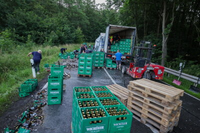 Manöver mit Folgen: LKW verliert fast 12.000 Flaschen Bier - Bremsmanöver mit Folgen in Wüstenbrand: Ein LKW verliert seine Bierladung auf der Straße. Foto: Andreas Kretschel