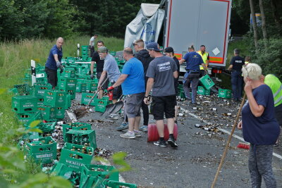 Manöver mit Folgen: LKW verliert fast 12.000 Flaschen Bier - Bremsmanöver mit Folgen in Wüstenbrand: Ein LKW verliert seine Bierladung auf der Straße. Foto: Andreas Kretschel