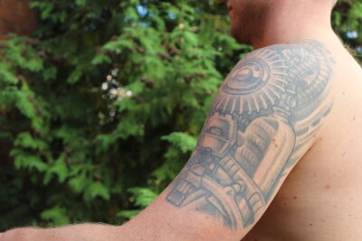 Marcel (38) aus Chemnitz und die Tattoos: Biomechanik, Filme und DJ-Vibes vereint -  "Da steckt immer eine Geschichte dahinter," meint er, und jedes Tattoo erzählt seinen ganz eigenen Teil seines Lebens.