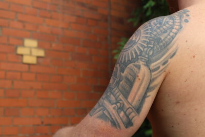 Marcel (38) aus Chemnitz und die Tattoos: Biomechanik, Filme und DJ-Vibes vereint -  Und irgendwie schließt sich da der Kreis zu seinem ersten Tattoo, das ja genau von dieser Leidenschaft für Technik inspiriert wurde.