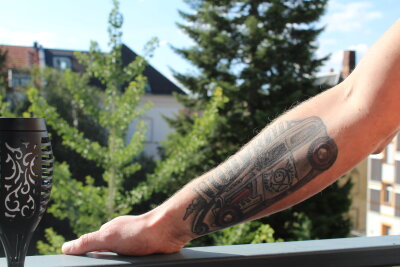 Marcel (38) aus Chemnitz und die Tattoos: Biomechanik, Filme und DJ-Vibes vereint - Biomechanik, Film-Inspiration und DJ-Leidenschaft treffen auf Sport und Technik.