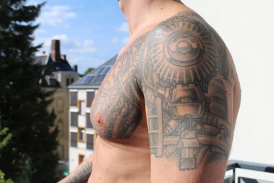 Marcel (38) aus Chemnitz und die Tattoos: Biomechanik, Filme und DJ-Vibes vereint - Im Sommer zieht es ihn am liebsten zu Tagesfestivals in Leipzig, wie dem "Wolke 2".