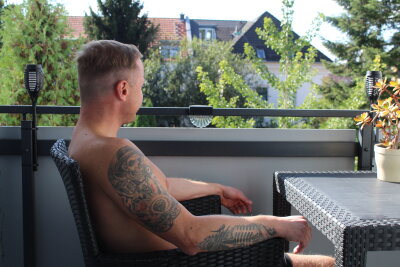 Marcel (38) aus Chemnitz und die Tattoos: Biomechanik, Filme und DJ-Vibes vereint - Mittlerweile hat Marcel fünf größere Tattoos, die zusammen einen Wert von etwa 2000 Euro haben. 