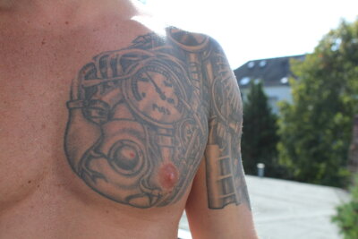 Marcel (38) aus Chemnitz und die Tattoos: Biomechanik, Filme und DJ-Vibes vereint - "Ich mach gern Kraftsport, Ausdauertraining, fahre Rad - alles, was Spaß macht," erzählt er