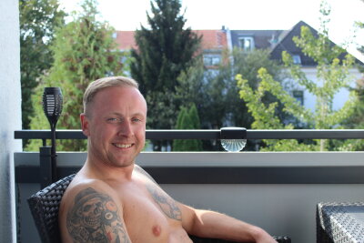 Marcel (38) aus Chemnitz und die Tattoos: Biomechanik, Filme und DJ-Vibes vereint - Für ihn sind diese Tattoos nicht nur Kunstwerke, sondern auch Symbole für Erlebnisse und Leidenschaften.