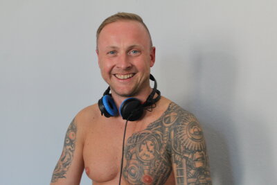 Marcel (38) aus Chemnitz und die Tattoos: Biomechanik, Filme und DJ-Vibes vereint - Auf die Frage nach seinem Lieblingsmotiv muss Marcel nicht lange nachdenken. "Die Biomechanik, klar! War schließlich mein erstes," lacht er.