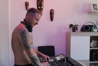 Marcel (38) aus Chemnitz und die Tattoos: Biomechanik, Filme und DJ-Vibes vereint - Neben Tattoos sind Sport und Musik seine großen Leidenschaften. 