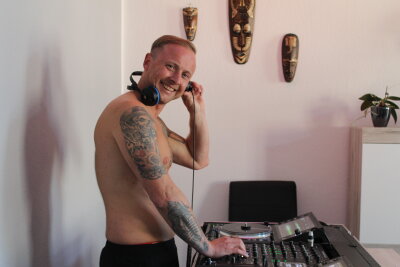 Marcel (38) aus Chemnitz und die Tattoos: Biomechanik, Filme und DJ-Vibes vereint - Neben Tattoos sind Sport und Musik seine großen Leidenschaften. 