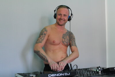 Marcel (38) aus Chemnitz und die Tattoos: Biomechanik, Filme und DJ-Vibes vereint - Sein großes DJ-Vorbild ist übrigens Thomas Lizzara aus Berlin.