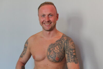 Marcel (38) aus Chemnitz und die Tattoos: Biomechanik, Filme und DJ-Vibes vereint - Für ihn hat das Biomechanic Tattoo einen besonderen Stellenwert, weil es ihn an den Anfang seiner Tattoo-Reise und seine damalige Faszination für Technik erinnert.