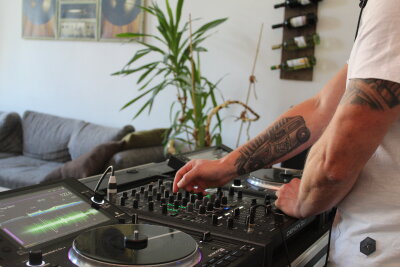 Marcel (38) aus Chemnitz und die Tattoos: Biomechanik, Filme und DJ-Vibes vereint - Schöne Clubs und elektronische Musik? Ganz klar, das gehört einfach zu seinem Lebensstil.