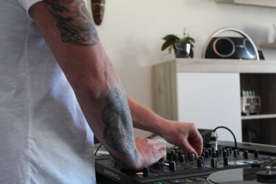 Marcel (38) aus Chemnitz und die Tattoos: Biomechanik, Filme und DJ-Vibes vereint - Biomechanik, Film-Inspiration und DJ-Leidenschaft treffen auf Sport und Technik.