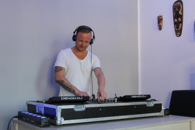 Marcel (38) aus Chemnitz und die Tattoos: Biomechanik, Filme und DJ-Vibes vereint -  Die Liebe zur Musik hat ihn dazu gebracht, sich diese Erinnerungen unter die Haut stechen zu lassen.