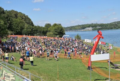 Marcel Ottiger holt sich Gesamtsieg beim Pöhl-Triathlon - Beim 24. Pöhl-Triathlon waren knapp 500 Aktive am Start. Foto: Ramona Schwabe