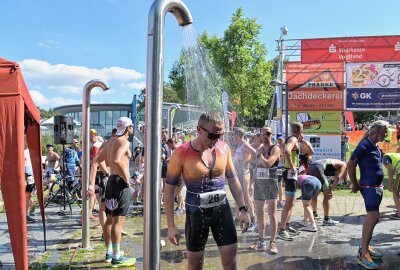 Marcel Ottiger holt sich Gesamtsieg beim Pöhl-Triathlon - Eine kühle Dusche im Ziel ist nach der Hitzeschlacht von den Teilnehmer gern genutzt worden. Foto: Ramona Schwabe