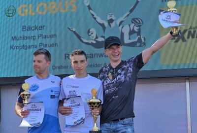 Marcel Ottiger holt sich Gesamtsieg beim Pöhl-Triathlon - Marcel Ottiger (Mitte) hat bei den Männern gewonnen. Zweiter war Henry Buggenthin (li.) und Dritter Robert Walther (re.). Foto: Ramona Schwabe