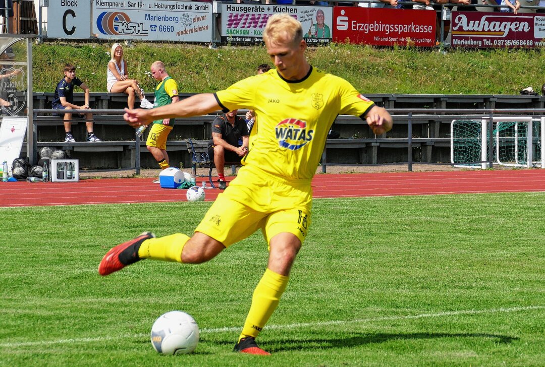 Marienberg bleibt in der Fußball-Landesliga auf Erfolgskurs - Belohnte sich mit dem 3:0 in Neugersdorf für seinen Trainingsfleiß: Joker Valentin Pohle. Foto: Andreas Bauer