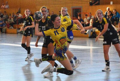 Marienberg bleibt in der Handball-Oberliga eine Klasse für sich - Suchte mit schnellen Bewegungen immer wieder eine Lücke in der Rödertaler Abwehr: Leni Winkler. Foto: Andreas Bauer