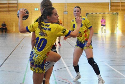 Marienberg bleibt in der Handball-Oberliga eine Klasse für sich - Von Rechtsaußen sorgte Linkshänderin Lena Kummich immer wieder für Gefahr. Foto: Andreas Bauer