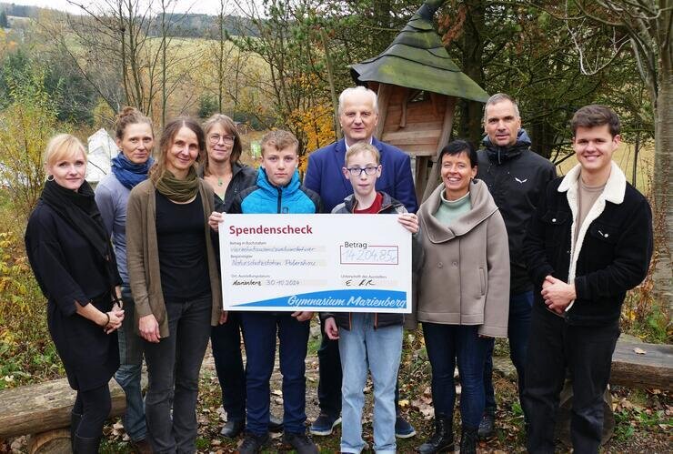 Marienberger Gymnasiasten erlaufen 14.000 Euro für Naturschutzstation - Lehrer und Schüler vom Marienberger Gymnasium überbrachten der Naturschutzstation den Spendenscheck.