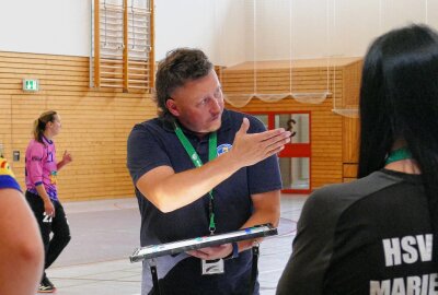 Marienberger Handballerinnen meistern ersten Härtetest - HSV-Trainer Chris Tippmann hatte noch einiges am Spiel seines Teams auszusetzen. Foto: Andreas Bauer