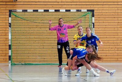 Marienberger Handballerinnen meistern ersten Härtetest - Obwohl es sich um ein Testspiel handelte, wurde hart zugepackt. Foto: Andreas Bauer