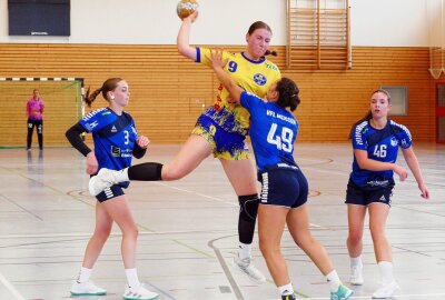 Marienberger Handballerinnen meistern ersten Härtetest - Hier wird Martha Langer attackiert, die in diesem Test drei Tore erzielte. Foto: Andreas Bauer