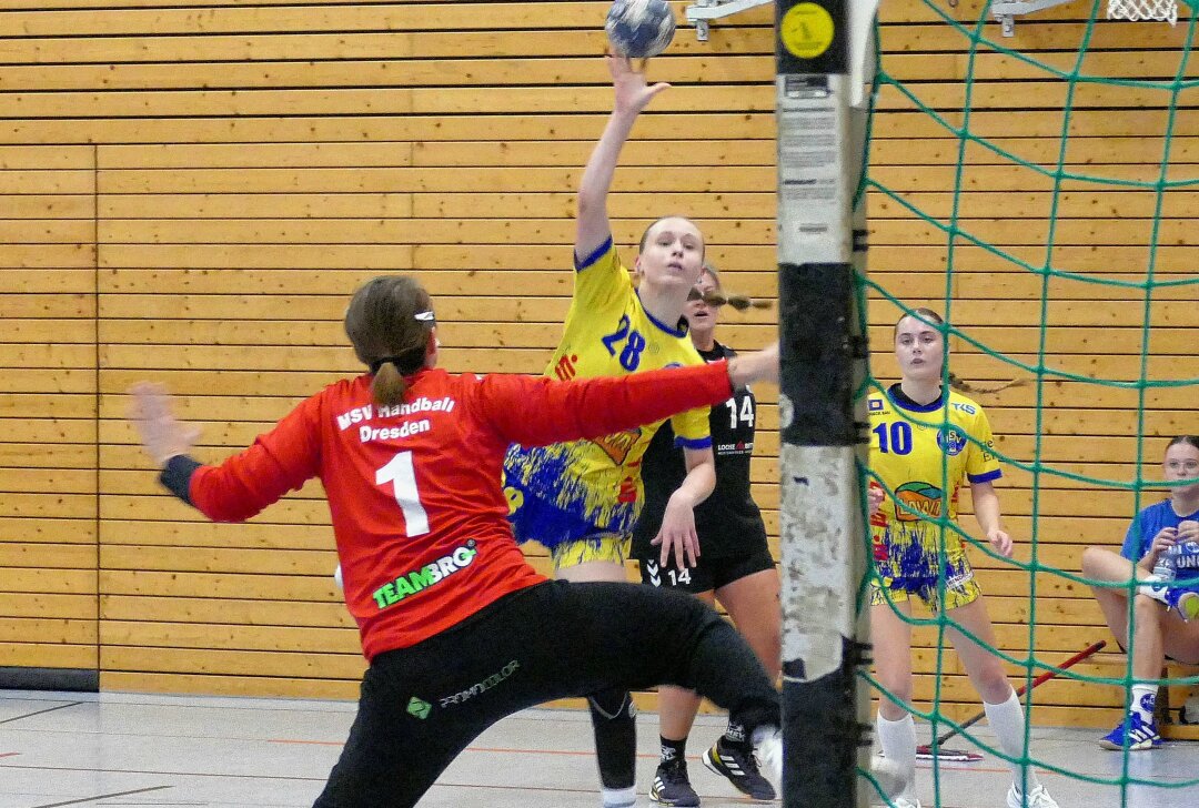 Marienberger Handballerinnen trotz erster Niederlage weiter an der Spitze - Mit einem geschickten Heber überwindet Sarah Martin die Dresdner Torhüterin. Foto: Andreas Bauer