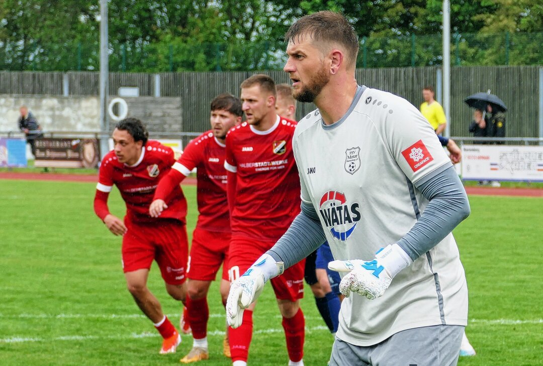 Marienberger Kicker lassen in der Sachsenliga Punkte liegen - Aufgrund der Verletzung von Lucas Reichel stand Sandro Breitfeld, der im Sommer seine Laufbahn beendet hatte, noch einmal im Marienberger Tor. Foto: Andreas Bauer