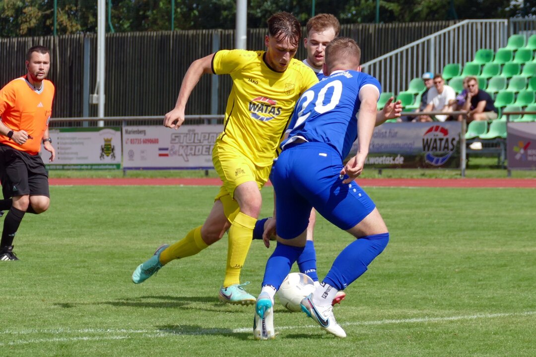 Marienberger Kicker trauern sechs Punkten hinterher - Wie Kevin Matthes ließ auch der eingewechselte Motor-Angreifer Tobias Buschbeck die Chance zum 2:2 liegen: Sein Heber ging knapp übers Tor. 