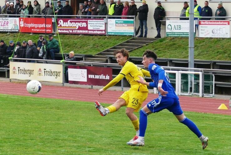 Marienberger Kicker treffen auf früheren DDR-Oberligisten - Marienbergs Jonathan Müller (Nummer 23) fiel zuletzt gegen Dresden kurzfristig aus. Mal sehen, ob er fürs Riesa-Spiel wieder fit ist.