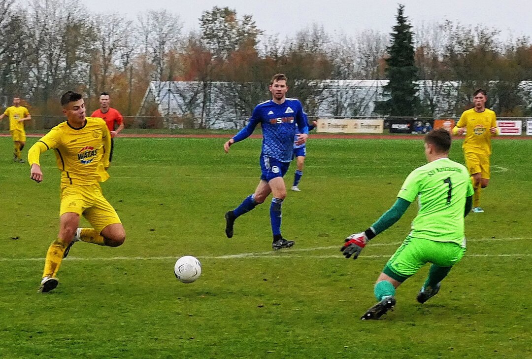 Marienberger Landesliga-Kicker lassen wieder Punkte liegen - In dieser Szene kann Motor-Angreifer Louis Meyer eine Hereingabe nicht verwerten. Foto: Andreas Bauer