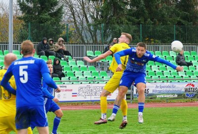 Marienberger Landesliga-Kicker lassen wieder Punkte liegen - Tommy Barthold im Kopfballduell. Foto: Andreas Bauer