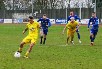 Marienberger Landesliga-Kicker lassen wieder Punkte liegen - Per Strafstoß erzielte André Luge den 1:1-Ausgleich. Foto: Andreas Bauer