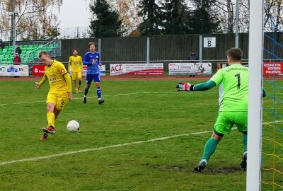 Marienberger Landesliga-Kicker lassen wieder Punkte liegen - Dieses vermeintliche Tor vom eingewechselten Marienberger Valentin Pohle wurde wegen Abseitsstellung nicht anerkannt. Foto: Andreas Bauer