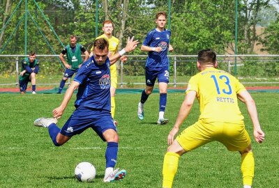 Marienberger Oberliga-Kicker hoffen auf nächste Sensation - So wie hier Motor-Angreifer Dmytro Ponomarenko gegen den Tabellenzweiten Bischofswerda zum Schuss ansetzt, so wollen die Marienberger auch gegen Halberstadt (3.) mutig auftreten. Foto: Andreas Bauer