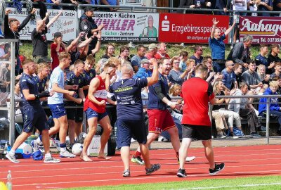 Marienbergs Fußballer glauben in der Oberliga an ihre Chance - So wie zum Auftakt gegen Plauen wollen die Marienberger auch zum Abschluss gegen Wernigerode jubeln. Foto: Andreas Bauer